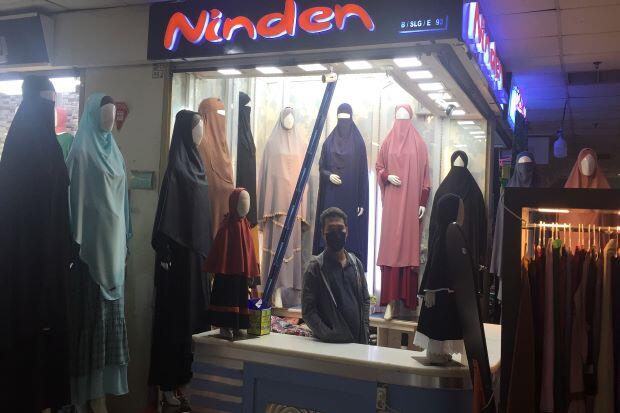 Pasar Tanah Abang Mulai Ramai, Omzet Pedagang Gamis dan Sajadah Masih Seret