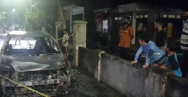 Gadis Cantik Blitar Nyaris Terbakar dalam Mobil, Untung Cepat Keluar