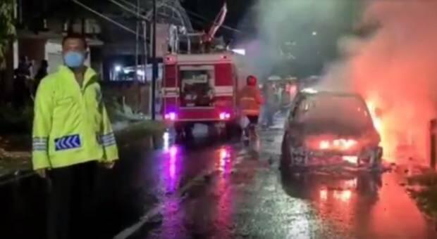 Gadis Cantik Blitar Nyaris Terbakar dalam Mobil, Untung Cepat Keluar