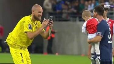 Kesempatan dalam Kesempitan, Kiper Reims Aji Mumpung Ajak Putranya Foto dengan Messi