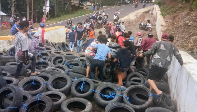 Mau Pamer Motor atau Emang Bandel? Nongkrong Kog di Jalur Penyelamat?!