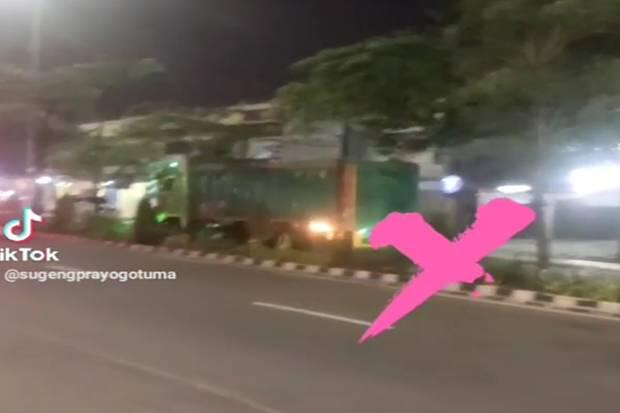 Bahayakan Nyawa Orang Lain, Sopir Truk Ini Tetap Nekat Melintas Lawan Arah di Tangsel