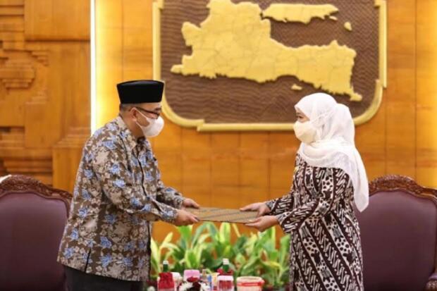 Serahkan Surat Plt Bupati Probolinggo, Ini Pesan Gubernur Khofifah