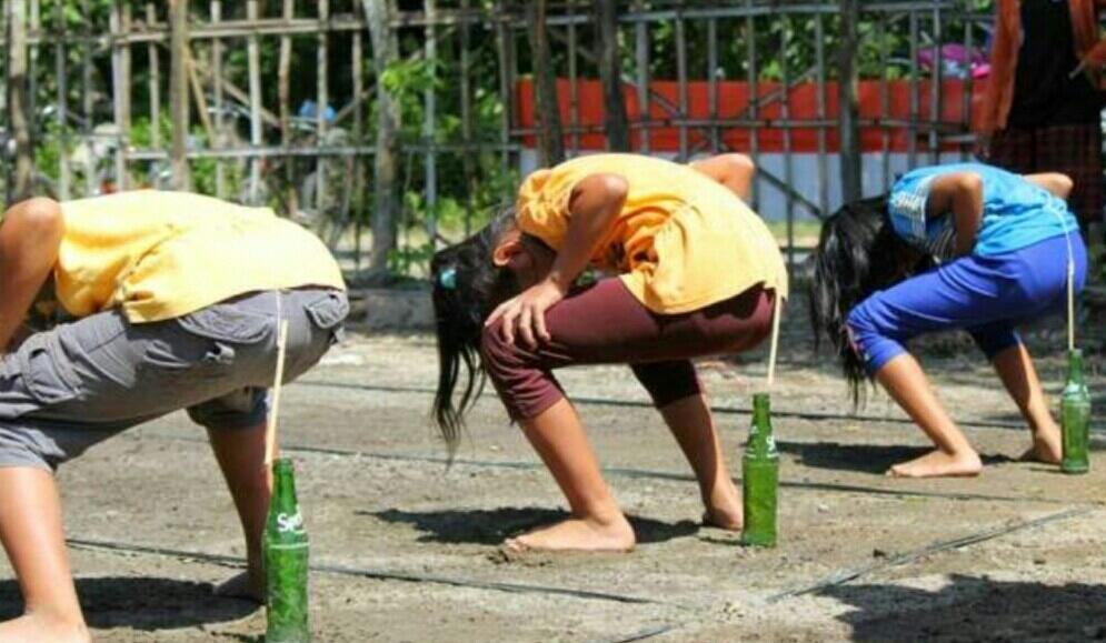 Keseruan Lomba 17 Agustusan, Memasukkan Paku Kedalam Botol.