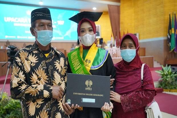Tangis Sopir Truk Pecah di Unnes, Putri Cantiknya Lulus Sarjana dengan IPK 3,98