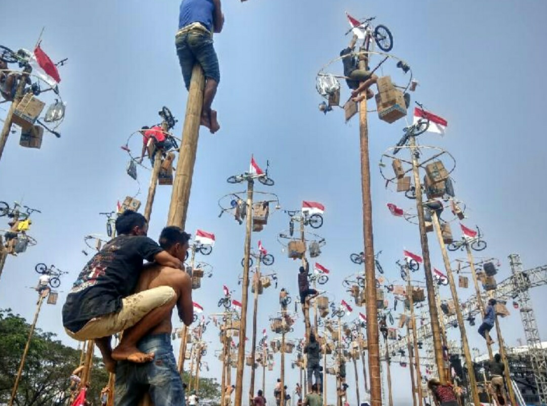 Kerusuhan Lomba Panjat Pinang Yang Seru!