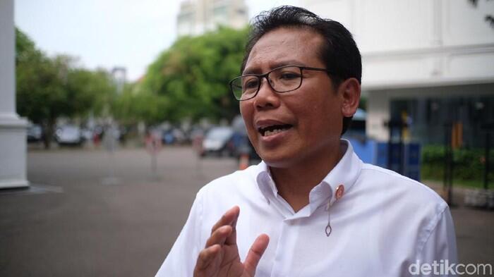 Jubir Jokowi Jelaskan soal Pembagian Kaos Bikin Warga Rela Masuk Selokan