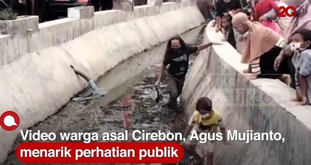 Jubir Jokowi Jelaskan soal Pembagian Kaos Bikin Warga Rela Masuk Selokan