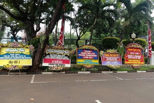Gedung DPRD DKI Banjir Karangan Bunga Dukung Interpelasi Terhadap Anies Baswedan