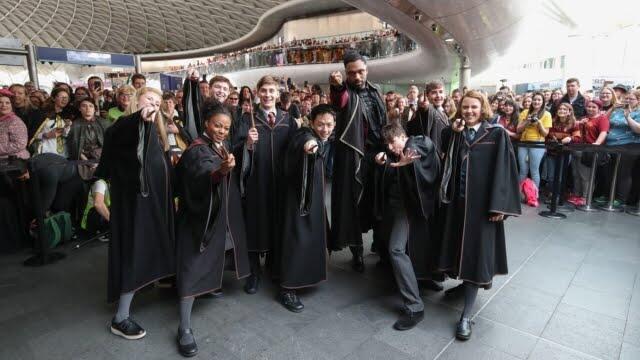 Setiap 1 September, Stasiun King's Cross Punya Jadwal Menuju Hogwarts