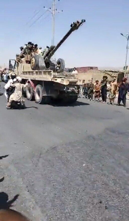 Memakai Humvee Serta UH-60 Black Hawk, Taliban Gelar Parade Kemenangan di Kandahar
