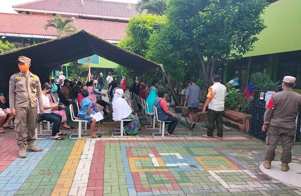 Lokasi Vaksinasi di SMAN 22 Matraman Diserbu Warga, Satpol PP Urai Kerumunan
