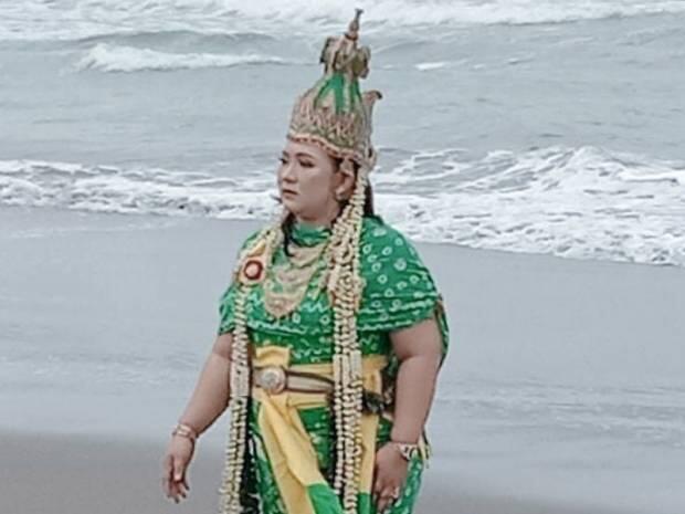 Wanita Berkostum Nyi Roro Kidul dan Ritual Tahunan di Pantai Pangandaran Dibubarkan