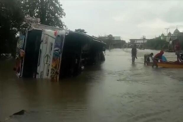 Jalan Trans Sulawesi Macet Total, Tertutup Arus Banjir dan Truk Terguling