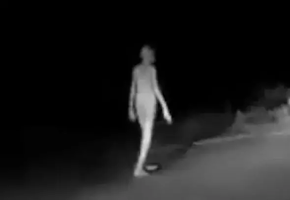 Video Misteri Penampakan Sosok ALIEN Atau Hanya 'WANITA TELANJANG' Di Pinggir Jalan ?