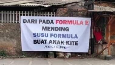 Sindiran ke Anies lewat Baliho:Daripada Formula E Mending Susu Formula Buat Anak Kami