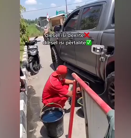 Salah Isi Bahan Bakar, Petugas SPBU Ini Kuras Tangki Mobil Pelanggan, Good Job!