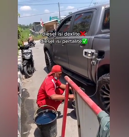 Salah Isi Bahan Bakar, Petugas SPBU Ini Kuras Tangki Mobil Pelanggan, Good Job!