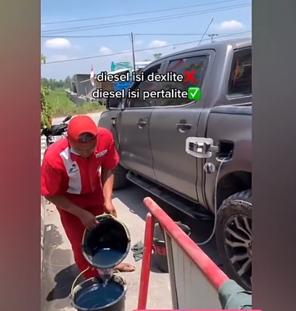 Salah Isi Bahan Bakar, Petugas SPBU Ini Kuras Tangki Mobil Pelanggan, Good Job!