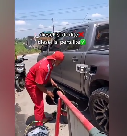 Salah Isi Bahan Bakar, Petugas SPBU Ini Kuras Tangki Mobil Pelanggan, Good Job!