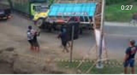 Begini Buruknya Kalau Truk Terbalik Ditengah Jalan