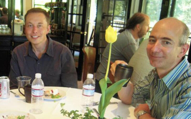 Perseteruan Jeff Bezos & Elon Musk Merembet ke Soal Anti-Penuaan