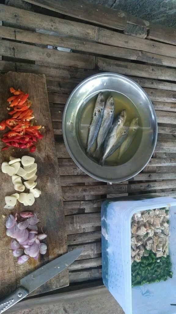 Ikan Asin Cabe Ijo, Nendang Rasanya! 