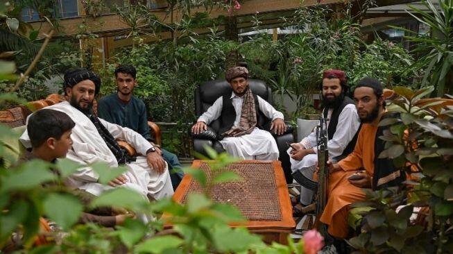 Rebut Rumah Musuh, Foto Taliban Bersantai di Mansion Mewah Viral