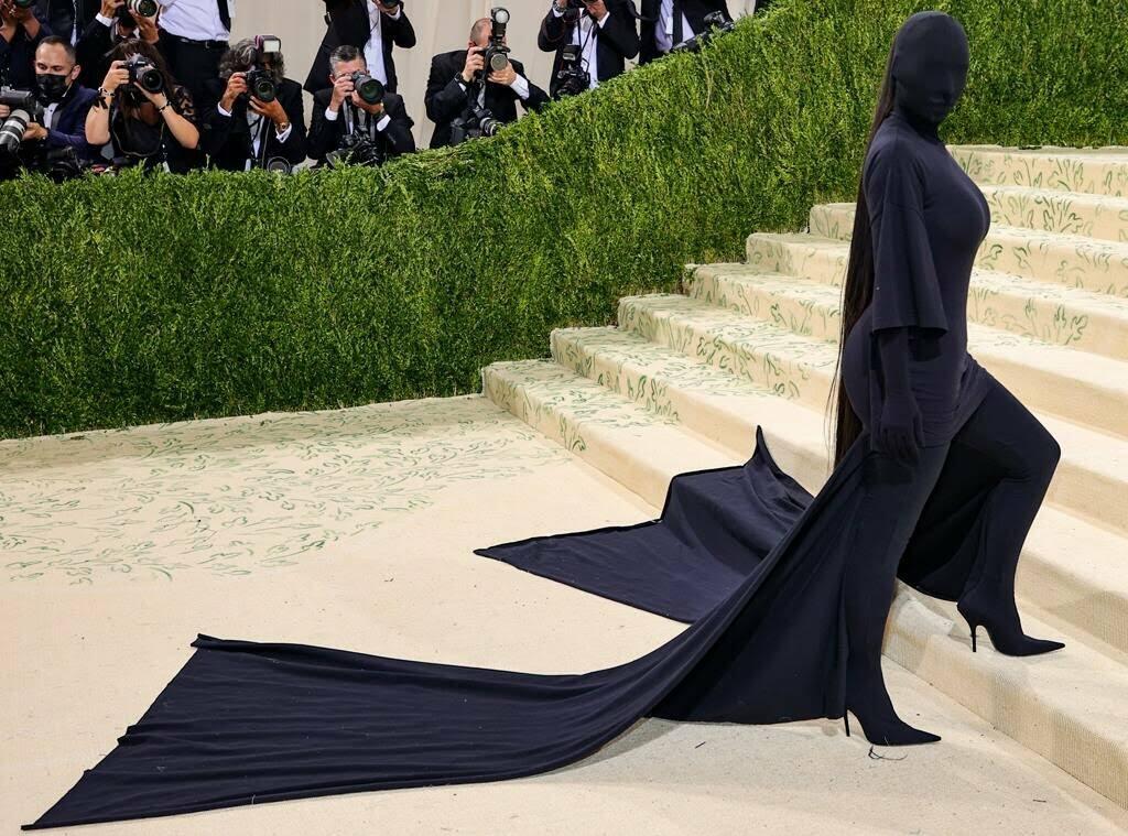 Kim Kardashian di Met Gala 2021: Balenciaga vs Dementor