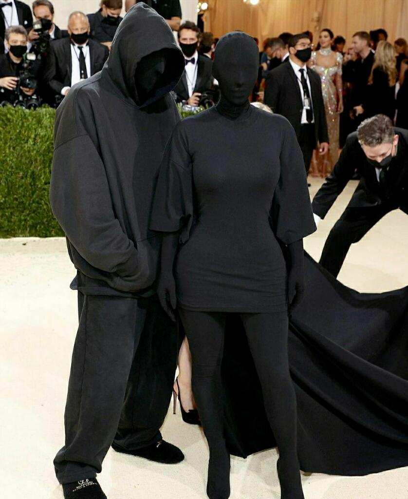 Kim Kardashian di Met Gala 2021: Balenciaga vs Dementor