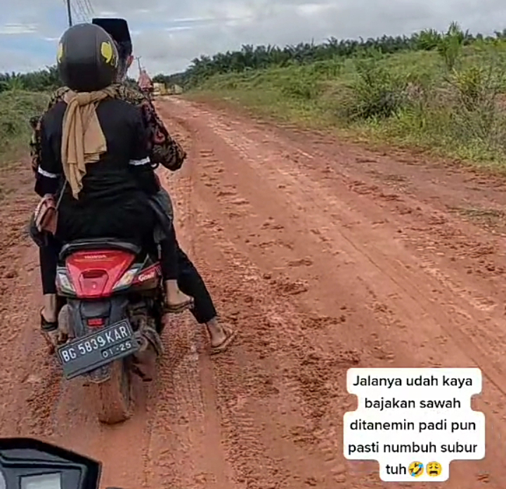 Bagaimana Rasanya jika Melewati Jalan yang Rusak Saat Iringi Pengantin? Kesal, Kah?