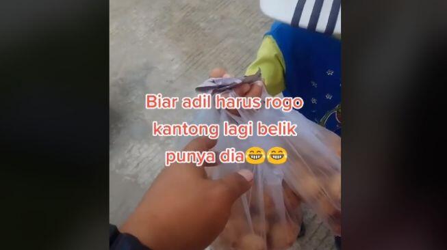 Bocah Penjual Makanan Nangis Dagangan Teman Lebih Laku, Aksi Pria Ini Tuai Pujian