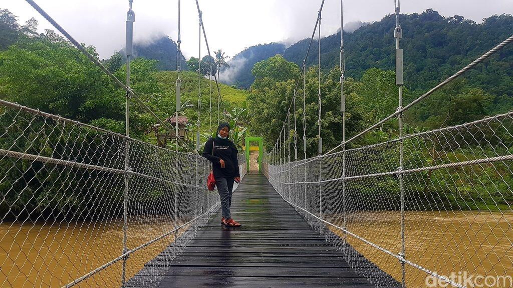 Beda Nasib Jembatan Gantung: Di Mamasa Beres, di Jaksel Menanti Solusi