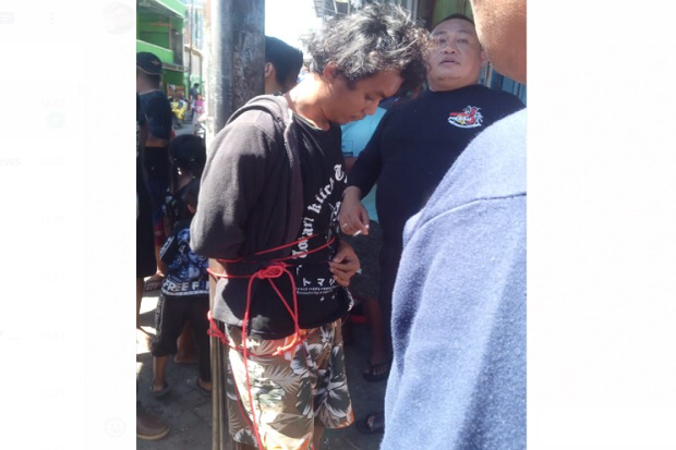 Pelaku Pembakar Mimbar Masjid Raya Makassar Ditangkap dan Diikat di Tiang Telepon