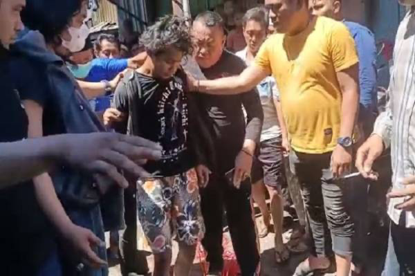 Pelaku Pembakar Mimbar Masjid Raya Makassar Ditangkap dan Diikat di Tiang Telepon