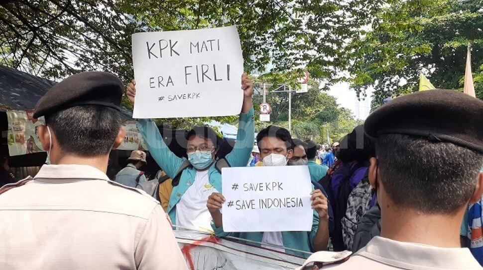 Kantor KPK Digeruduk Mahasiswa, Firli Bahuri Berada di Jambi