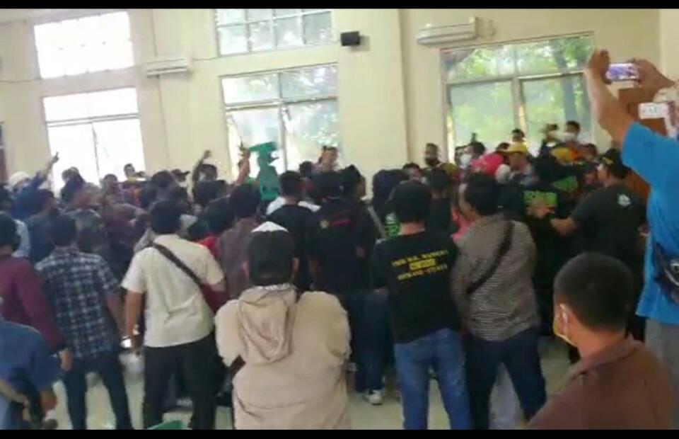 Warga Aceh Usir Tim Vaksinasi, Kursi dan Berkas Berhamburan