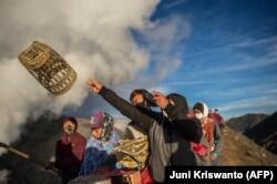 Mencari Kesetaraan Posisi Agama Minoritas di Indonesia