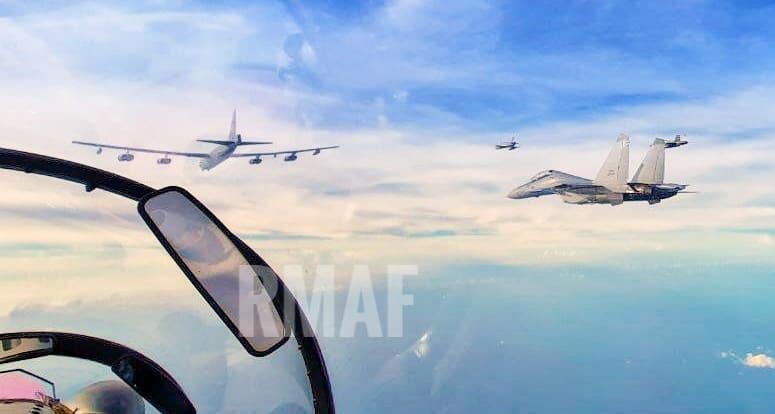 Pesawat Pengebom B-52 Terbang Formasi Bersama Jet Tempur TUDM Malaysia
