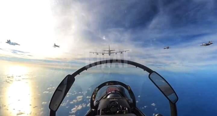 Pesawat Pengebom B-52 Terbang Formasi Bersama Jet Tempur TUDM Malaysia