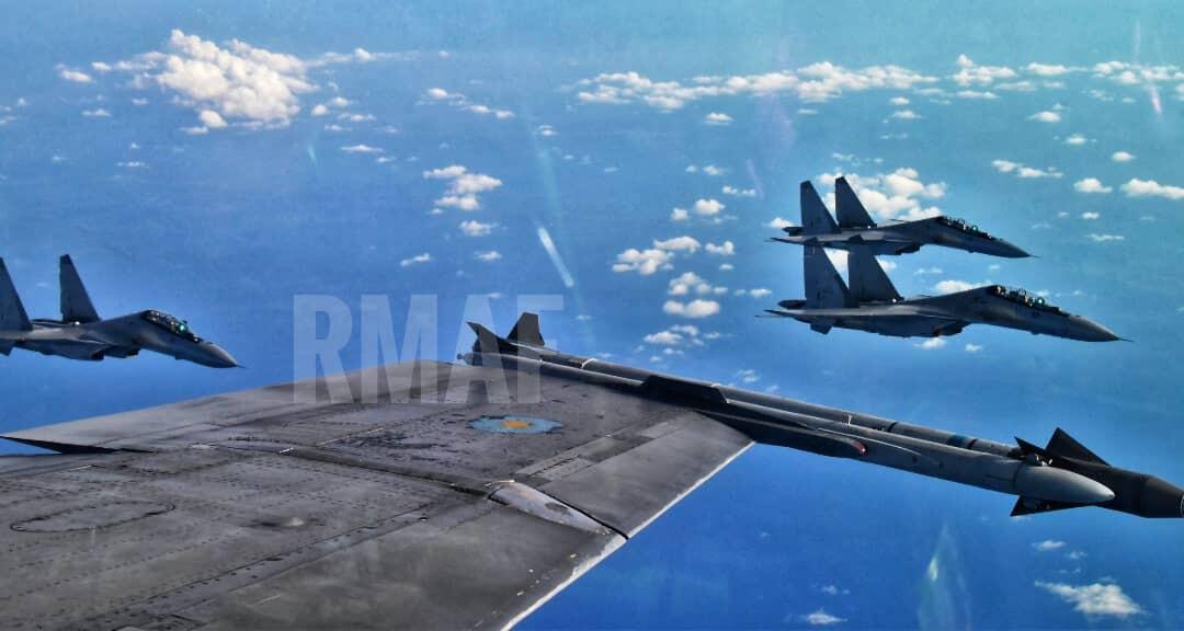 Pesawat Pengebom B-52 Terbang Formasi Bersama Jet Tempur TUDM Malaysia