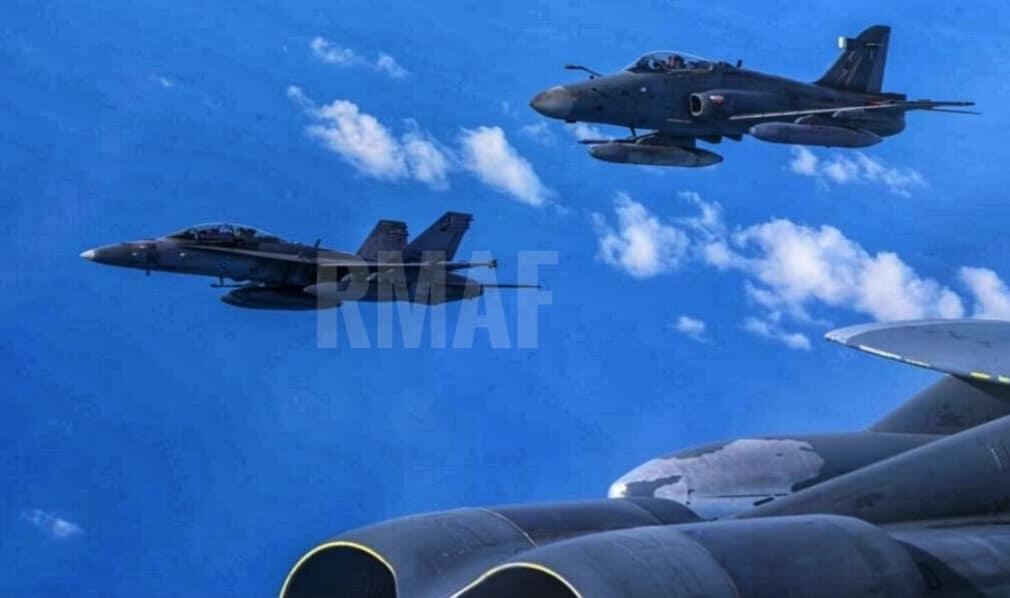 Pesawat Pengebom B-52 Terbang Formasi Bersama Jet Tempur TUDM Malaysia