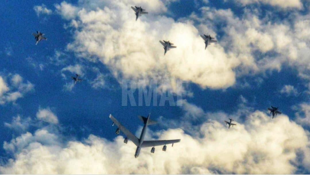 Pesawat Pengebom B-52 Terbang Formasi Bersama Jet Tempur TUDM Malaysia