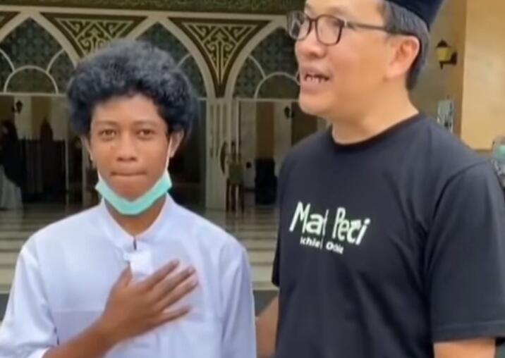 Belajar Rendah Hati dari Raja, Pemuda yang Viral karena Menjadi Pelayan di Masjid