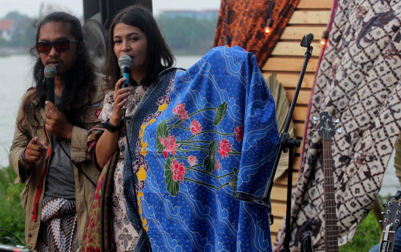 Foto: Art Saloka Camp Rayakan Hari Batik di Danau Situ Cipondoh