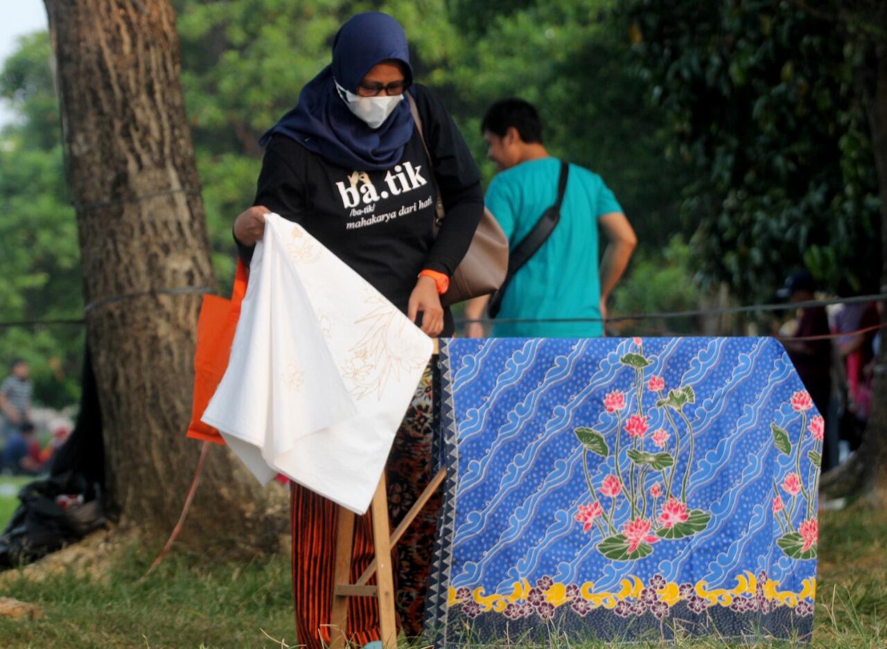 Foto: Art Saloka Camp Rayakan Hari Batik di Danau Situ Cipondoh