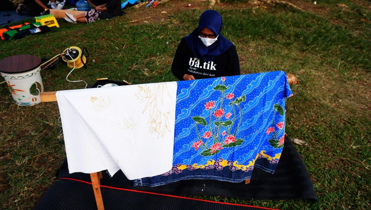 Foto: Art Saloka Camp Rayakan Hari Batik di Danau Situ Cipondoh