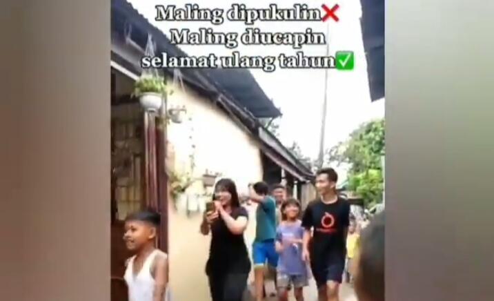 Maling Besi Diarak Keliling Kampung Diiringi Lagu Happy Birthday, Bisa Bikin Jera?