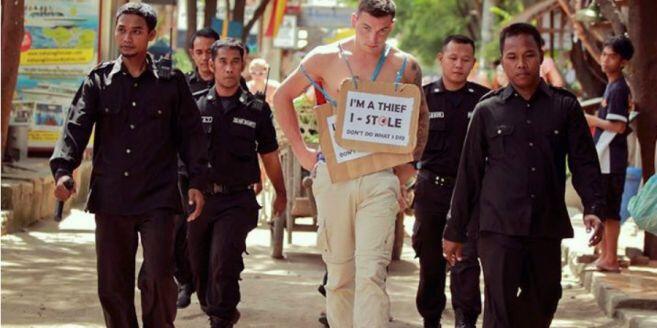 Maling Besi Diarak Keliling Kampung Diiringi Lagu Happy Birthday, Bisa Bikin Jera?