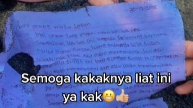 Viral Cewek Temukan 'Harta Karun' Surat Cinta di Pantai, Sudah Terpendam 6 Tahun